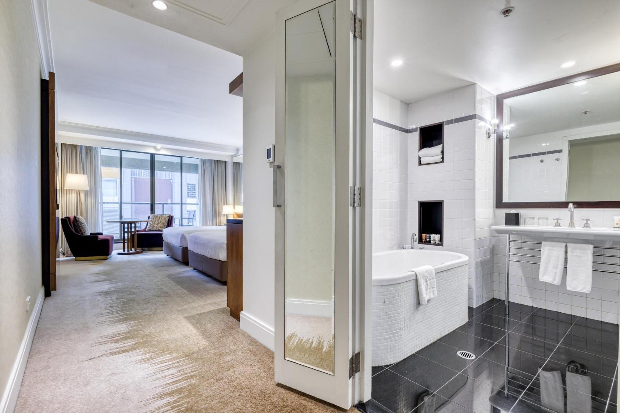 โรงแรมอโมร่า แจมิสัน ซิดนีย์ ภายนอก รูปภาพ A bathroom at the hotel